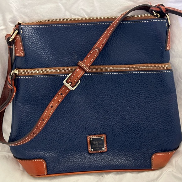 Dooney & Bourke Handbags - Dooney & Boutke crossbody handbag